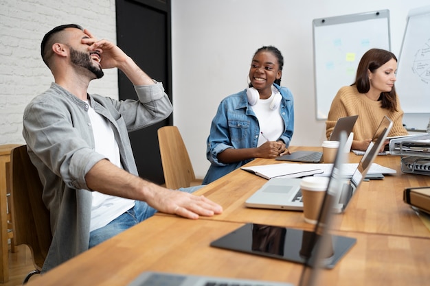 Lebensstil der menschen im büro