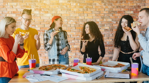 Lebensstil der Millennials. Pizza Abendessen Pause. Fastfood-Fans.