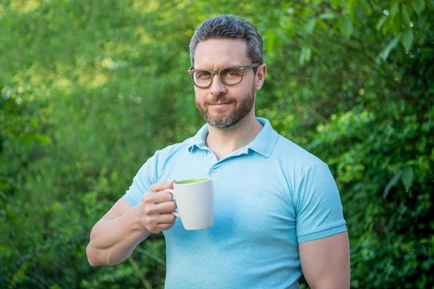 Lebensstil eines Mannes mit Gläsern und Kaffee. Lebensstilfoto eines Mannes mit Kaffee. Lebensstil eines Mannes mit Kaffee. Lebensstil eines Mannes mit Kaffee am Morgen