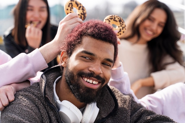 Foto lebensstil in der stadt mit jungen freunden