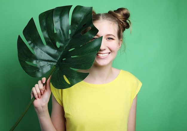 Lebensstil und Leutekonzept junge Frau mit einem Blatt