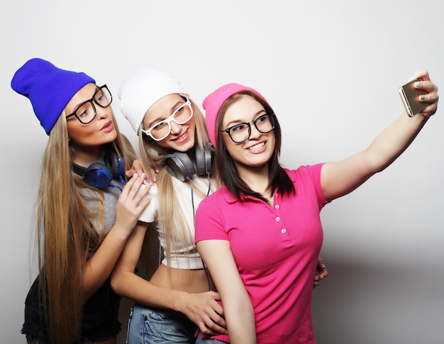 Lebensstil und Menschenkonzept: Hipster-Mädchen beste Freunde, die Selfie machen