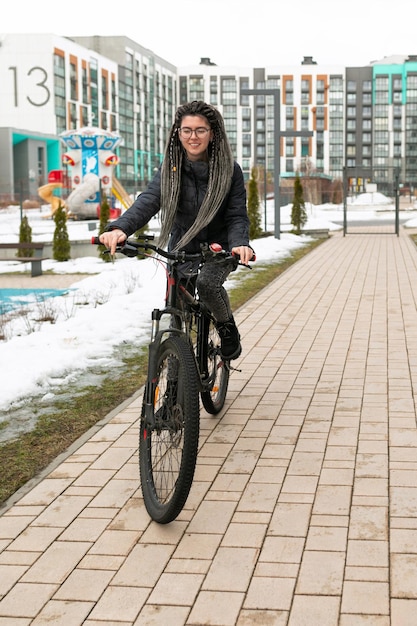 Lebensstilkonzept Junge europäische Frau fährt mit dem Fahrrad durch die Stadt