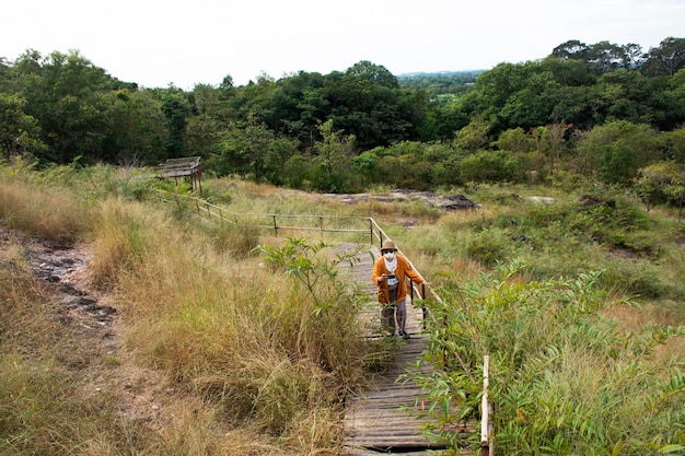 Lebensweise neue Normalität von thailändischen Reisenden Frauen Menschen reisen besuchen Ruhe entspannen und wandern Trekking und fotografieren am Aussichtspunkt Bergwald des Khao Lon Adventure Point in Nakhon Nayok Thailand