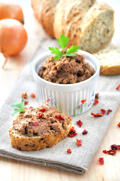 Leberpastete mit Paprika mit Scheiben Vollkornbrot