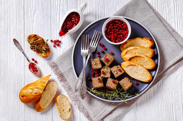 Leberpastetenwürfel auf Teller mit Toast und Beeren