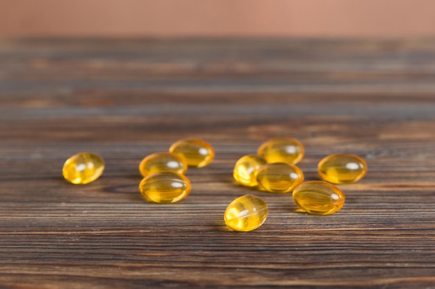 Foto lebertran-omega-3-gelkapseln auf farbigem hintergrund mit kopierbereich haufen von omega-3-weichgelkapseln