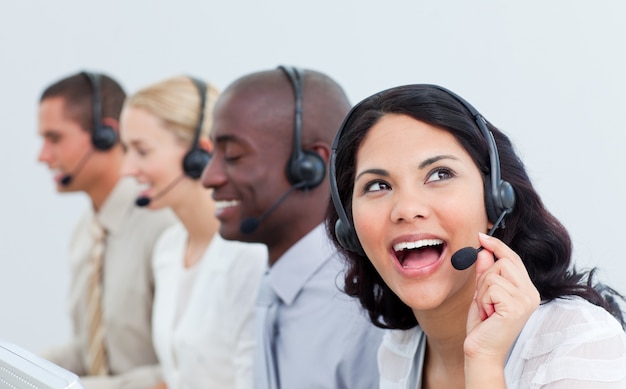 Foto lebhafte geschäftsfrau und ihr team, das in einem call-center arbeitet