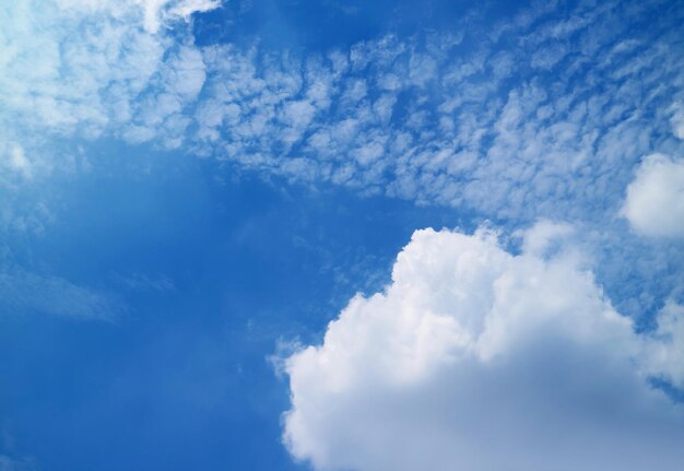 Lebhafter sonniger blauer Himmel mit flauschigen weißen Wolken