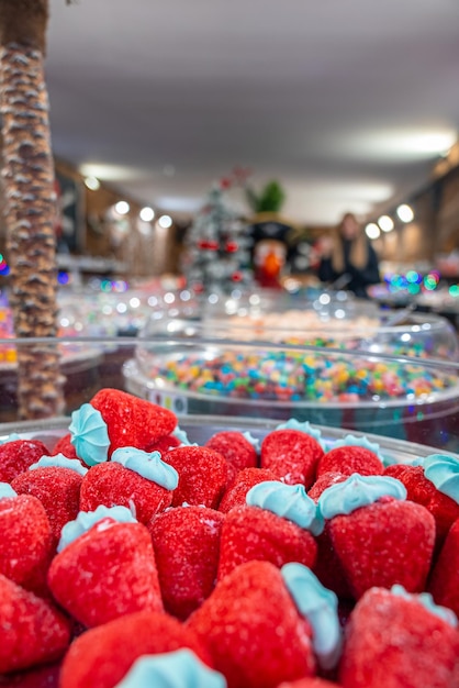 Lebkuchen, Bonbons und Nüsse auf einem Weihnachtsmarktladen in Berlin, Deutschland