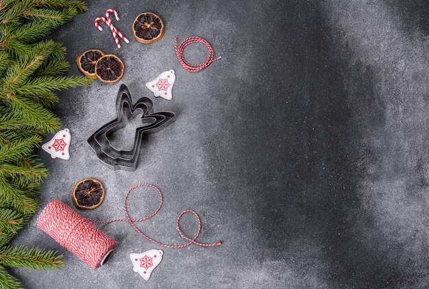 Foto lebkuchen christbaumschmuck getrocknete zitrusfrüchte auf grauem betongrund