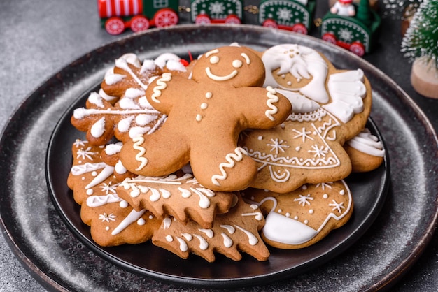 Lebkuchen Christbaumschmuck getrocknete Zitrusfrüchte auf grauem Betongrund