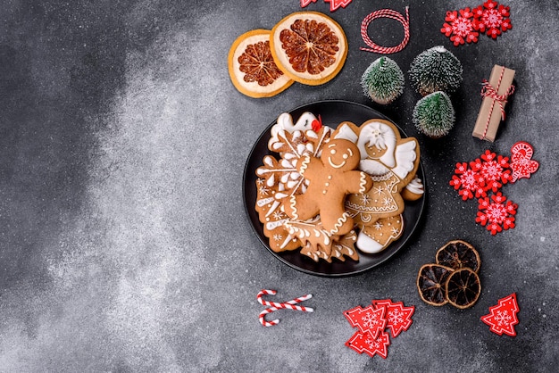 Lebkuchen Christbaumschmuck getrocknete Zitrusfrüchte auf grauem Betongrund