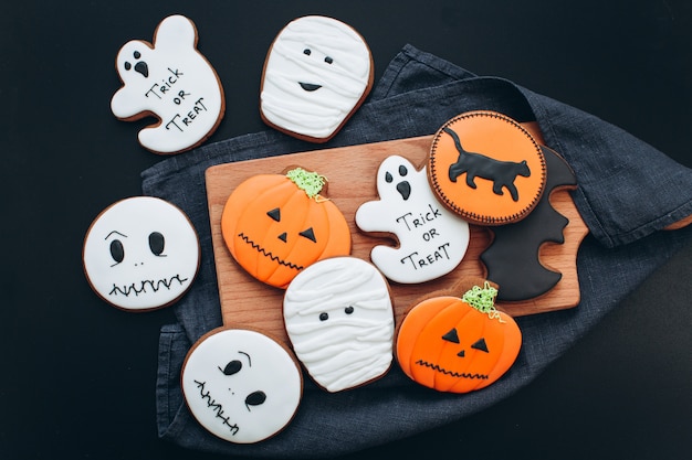 Foto lebkuchen für halloween: mumie, fledermaus, kürbis, geist, schwarze katze