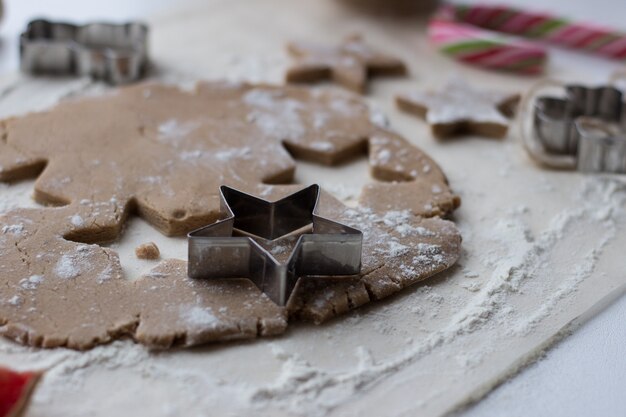 Lebkuchen in der Weihnachtsatmosphäre der Küche kochen