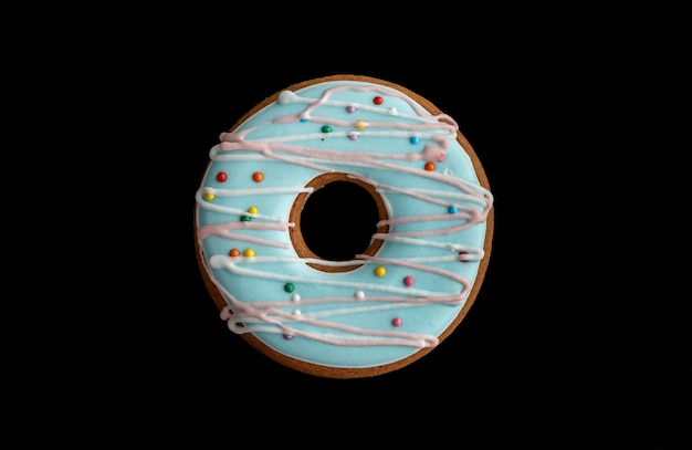 Lebkuchen in Form eines Donuts auf schwarzem, isoliertem Hintergrund Draufsicht