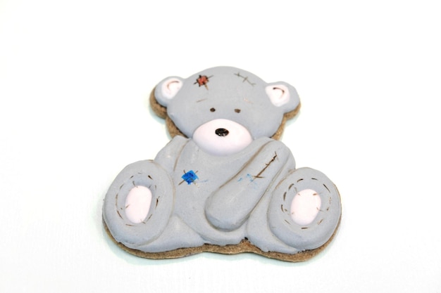 Lebkuchen in Form eines grauen Teddybären auf weißem Hintergrund Draufsicht