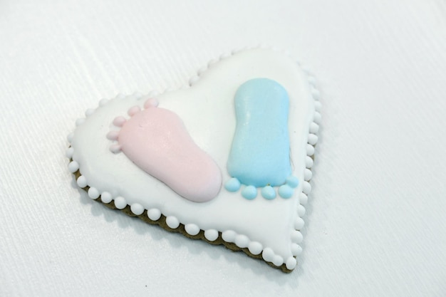 Lebkuchen in Form eines Herzens mit bemalten Baby-Heels in blauer und rosafarbener Draufsicht