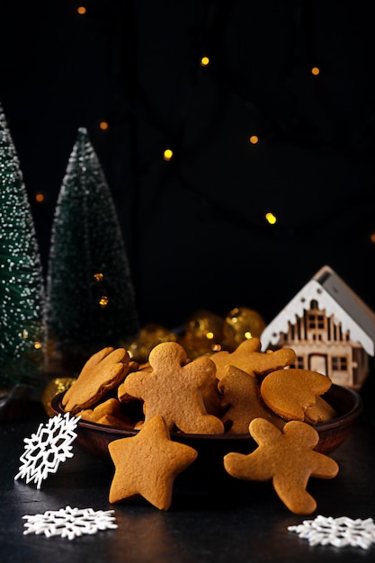 Lebkuchen in Form verschiedener Figuren mit Weihnachtssymbolen