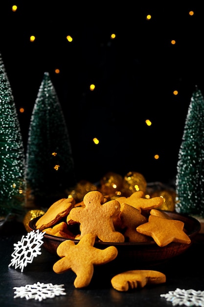 Lebkuchen in Form verschiedener Figuren mit Weihnachtssymbolen