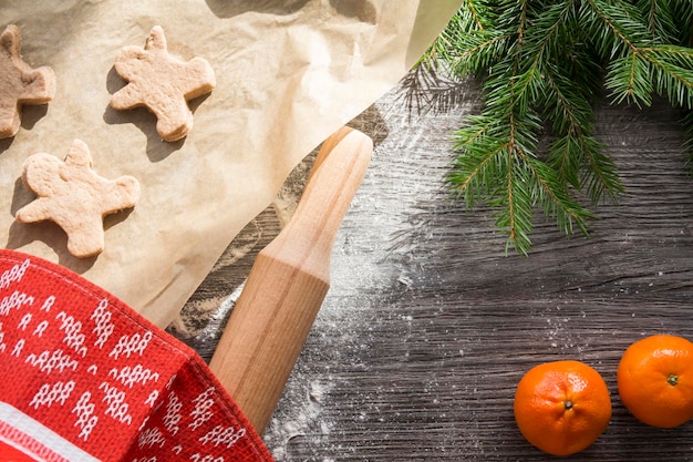 Lebkuchen in Form von Männern und Häusern sind auf einem Backblech Neujahrsdekorationen im Ki