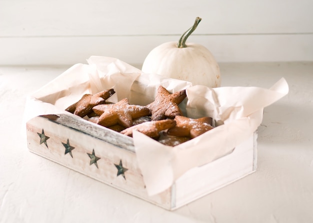 Lebkuchen in Sternform. Kekse für den Weihnachtsmann. Frühstück im rustikalen Stil.