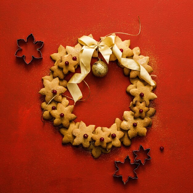 Lebkuchen-Keks-Kranz auf rotem Hintergrund, Ansicht von oben, Textfreiraum