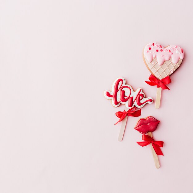 Lebkuchen Kekse Liebe, Lippen, Herz Eis. Valentinskarte. Rosa Hintergrund. Hochwertiges Foto