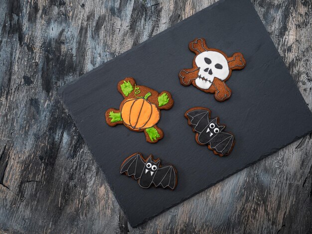 Lebkuchen mit einem Muster zum Feiern von Halloween in Form von Fledermäusen
