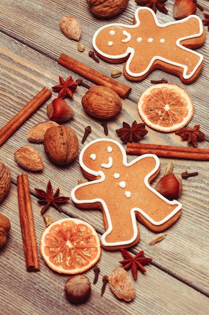 Lebkuchen mit Gewürzen auf dem Holztisch. Weihnachtsduftdeko