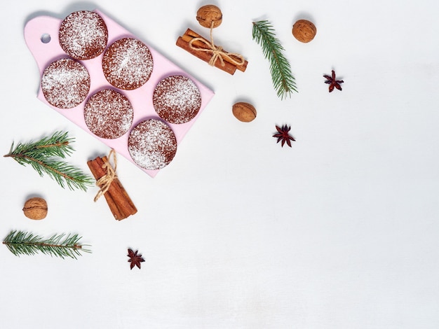 Lebkuchen mit Gewürzen und Dekorationen