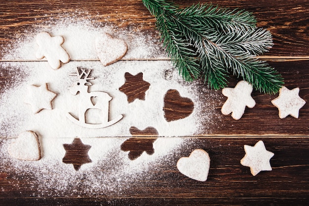 Lebkuchen mit Mehl auf dem Holz