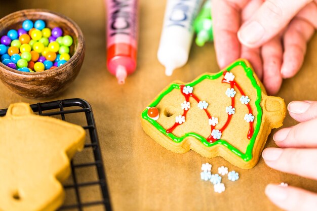 Lebkuchen mit Royal Icing und bunten Bonbons dekorieren.