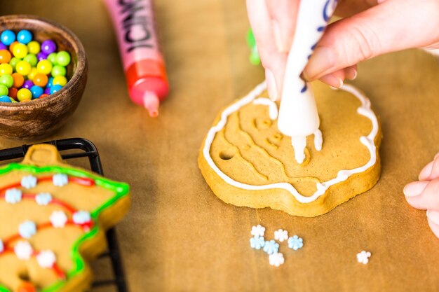 Lebkuchen mit Royal Icing und bunten Bonbons dekorieren.