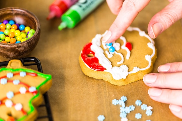 Lebkuchen mit Royal Icing und bunten Bonbons dekorieren.