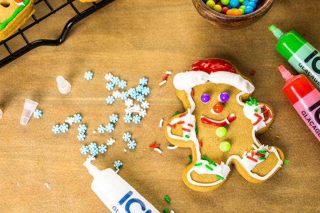 Lebkuchen mit Royal Icing und bunten Bonbons dekorieren.