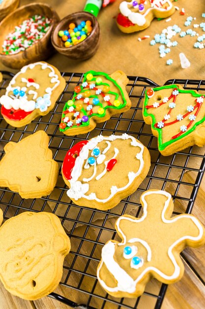 Lebkuchen mit Royal Icing und bunten Bonbons dekorieren.