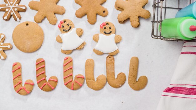 Lebkuchen mit Royal Icing zu Weihnachten dekorieren.