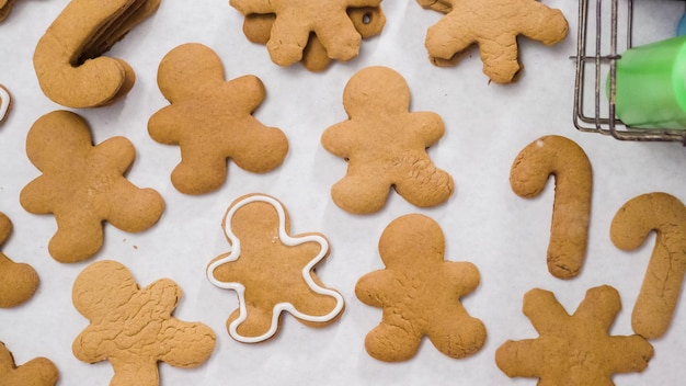 Lebkuchen mit Royal Icing zu Weihnachten dekorieren.