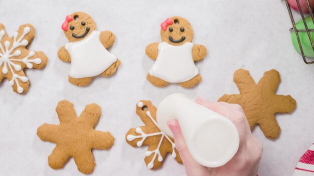 Lebkuchen mit Royal Icing zu Weihnachten dekorieren.