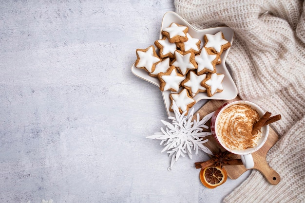 Lebkuchen mit Tasse heißer Schokolade und Weihnachtszuckerstange.