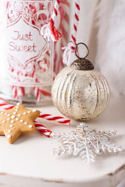 Lebkuchen mit Tasse heißer Schokolade und Zuckerstange