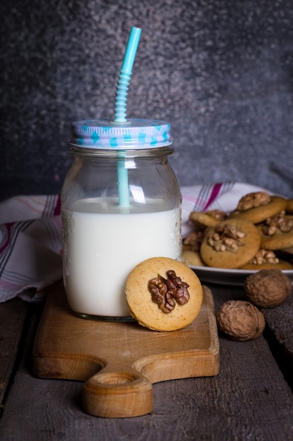 Lebkuchen mit Walnüssen auf einem Tisch und einer Tasse Milch