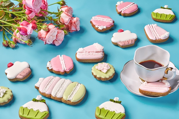 Lebkuchen mit Zuckerguss Tasse Kaffee und Rosen