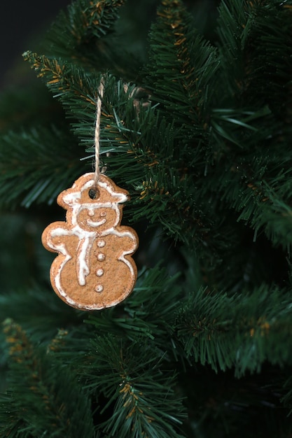 Lebkuchen-Schneemann am Weihnachtsbaum