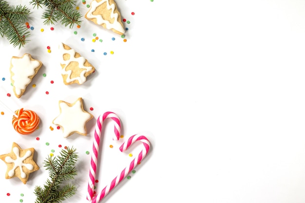 Lebkuchen, Sterne, Bäume, Gewürze isolieren auf Weiß