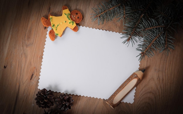 Lebkuchen und Bleistift der leeren Weihnachtskarte auf hölzernem backgrou