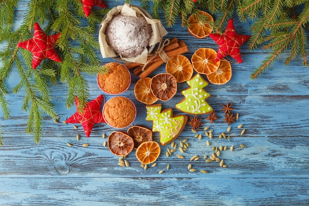 Lebkuchen und Sternanis mit Zimtstangen und Weihnachtsdekoration