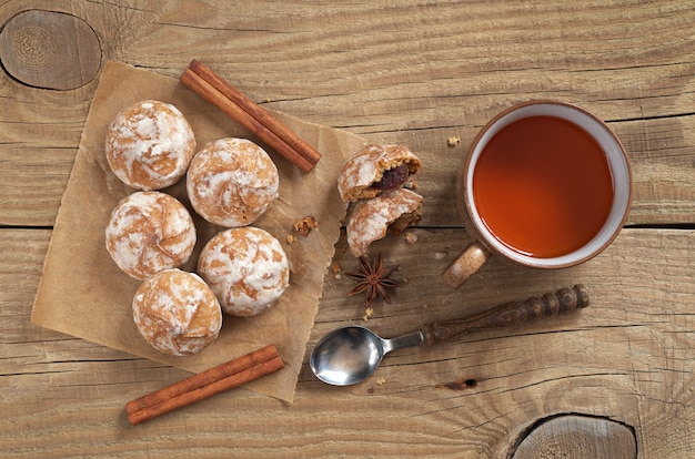 Lebkuchen und Tasse Tee auf altem Holztisch, Draufsicht