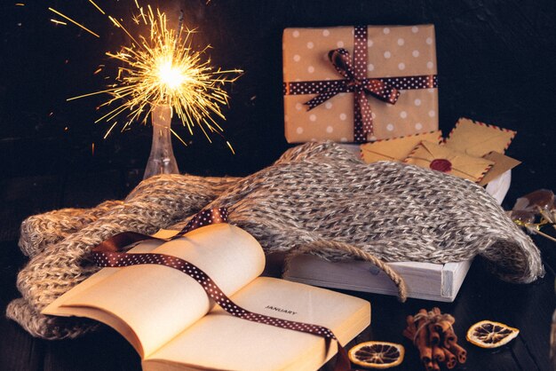 Lebkuchen-Weihnachtsbaumkekse, geöffnetes Buch mit der Aufschrift auf der Seite Januar